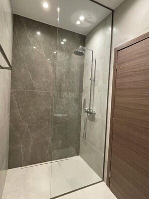 Studio | Bathroom | Shower, hair dryer, towels