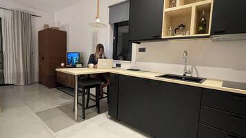 Studio | Private kitchen | Fridge, stovetop, electric kettle, high chair