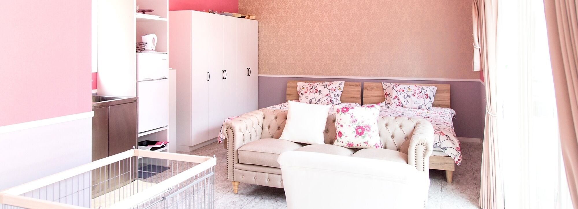Quarto com cama, guarda-roupa e berço.