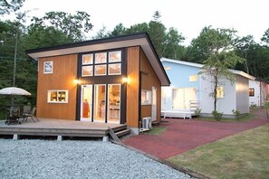 A modern two-story house with a wooden exterior, large windows, and a covered patio area. - Ponta Village Karuizawa (Miyota)