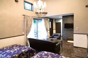 Chambre, plusieurs lits, non-fumeur, salle de bains privée | Coin séjour