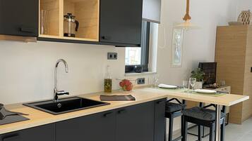 Studio | Dapur pribadi | Lemari es, kompor, ketel listrik, dan kursi makan untuk bayi