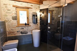 Deluxe Triple Room, Mountain View | Bathroom | Shower, rainfall showerhead, free toiletries, hair dryer - CasaZefira (Feltre)