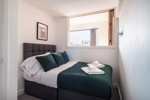 2 bedrooms, desk, iron/ironing board, WiFi - Contemporary 2BED Flat in Manchester with Balcony (Manchester)