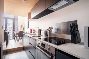 Fridge, microwave, oven, stovetop - Contemporary 2BED Flat in Manchester with Balcony (Manchester)