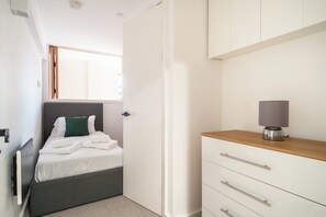 2 slaapkamers, een bureau, een strijkplank/strijkijzer, wifi