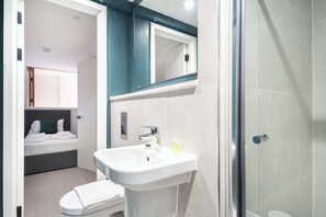 Een douche, een haardroger, handdoeken, shampoo