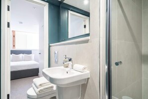 Dusche, Haartrockner, Handtücher, Shampoo