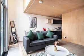 TV, offices - Characterful 2 Bedroom Apartment in Manchester (Manchester)