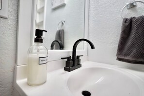 Hårføner, håndklær, såpe og sjampo