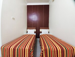 Habitación superior con 1 cama doble o 2 individuales | Wifi gratis y ropa de cama
