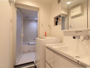 ヘアドライヤー、ビデ、タオル、石鹸