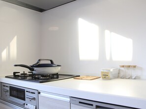 Réfrigérateur, micro-ondes, plaque de cuisson, lave-vaisselle