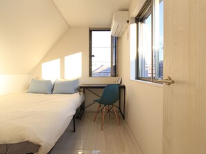 3 室のベッドルーム、デスク、WiFi (無料)、ベッドシーツ