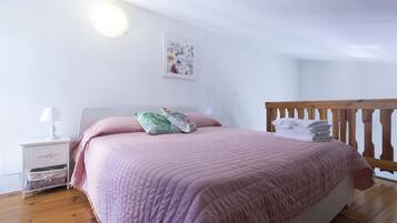 1 bedroom, travel cot, WiFi, bed sheets