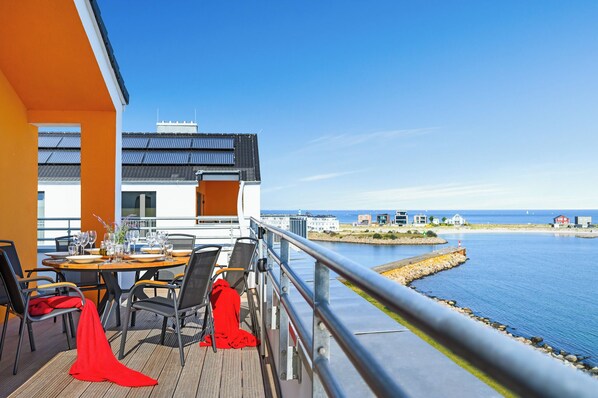 Outdoor dining - Art and Soul Penthouse - First row on the water, rooftop terrace, beach chair (Olpenitz)