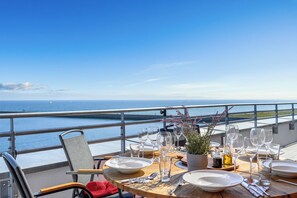 Outdoor dining - Art and Soul Penthouse - First row on the water, rooftop terrace, beach chair (Olpenitz)