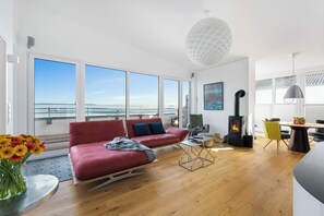TV, fireplace, DVD player, books - Art and Soul Penthouse- 1. Reihe am Wasser, Dachterrasse, Strandkorb, Fahrstuhl (Olpenitz)