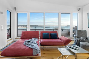 TV, fireplace, DVD player, books - Art and Soul Penthouse- 1. Reihe am Wasser, Dachterrasse, Strandkorb, Fahrstuhl (Olpenitz)