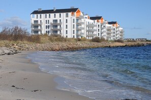 On the beach - Art and Soul Penthouse- 1. Reihe am Wasser, Dachterrasse, Strandkorb, Fahrstuhl (Olpenitz)