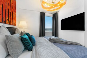 2 soverom, skrivebord, strykejern/-brett og reiseseng for barn