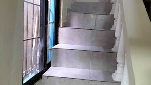 Un escalier avec des balustrades blanches et des marches grises.