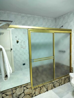 Dusche, Handtücher, Seife, Shampoo