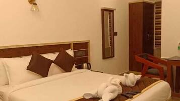 Deluxe Double Room | Desk, soundproofing