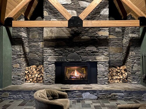 Cozy Queen Studio | Walk to Loon & Restaurants | Indoor Pool & Hot Tub