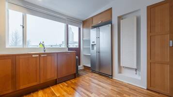 Ático panorámico | Cocina privada | Frigorífico, microondas, horno y placa de cocina