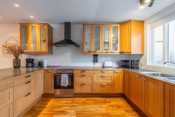 Penthouse Panoramic | Eget kök | Kylskåp, mikrovågsugn, ugn och spishäll