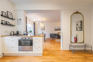 Appartamento Junior | Cucina privata | Macchina per tè/caffè, frigorifero, microonde, forno