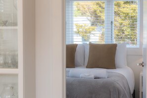 2 bedrooms, iron/ironing board, Internet, bed sheets