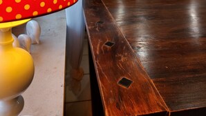 A wooden dining table with a red polka dot lamp beside it. - Ferienhaus "gängelbach" Auszeit im Grünen bei Bachrauschen! (Weinheim)