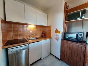 Kylskåp, mikrovågsugn, diskmaskin och kaffe- och tebryggare