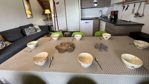 A compact living space with a dining area, kitchenette, and a sofa. - Duplex apartment 45m², 3 rooms, 8 ppl, balcony, near slopes, pets allowed (Peisey-Vallandry)
