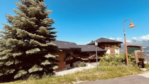 A traditional wooden chalet with a steep roof, surrounded by greenery and a clear blue sky. - Duplex apartment 45m², 3 rooms, 8 ppl, balcony, near slopes, pets allowed (Peisey-Vallandry)