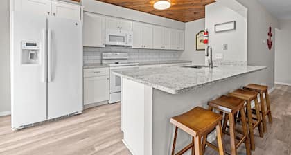 Chix Beach. Spacious 3 bedroom 2 bath condo in the best area of Virginia Beach.