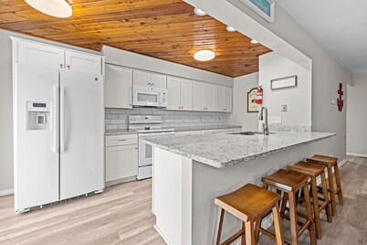Chix Beach. Spacious 3 bedroom 2 bath condo in the best area of Virginia Beach. 