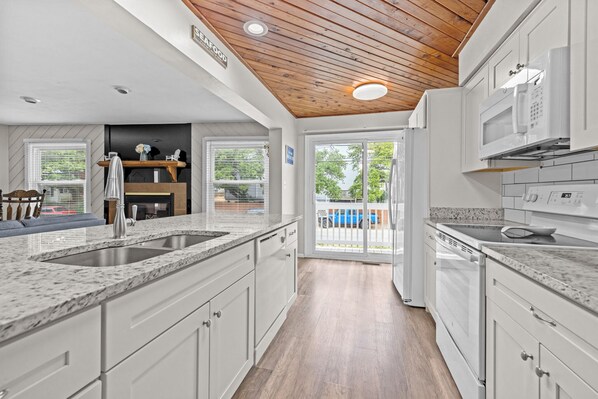 Fridge, microwave, oven, stovetop - Chix Beach. Spacious 3 bedroom 2 bath condo in the best area of Virginia Beach. (Virginia Beach)