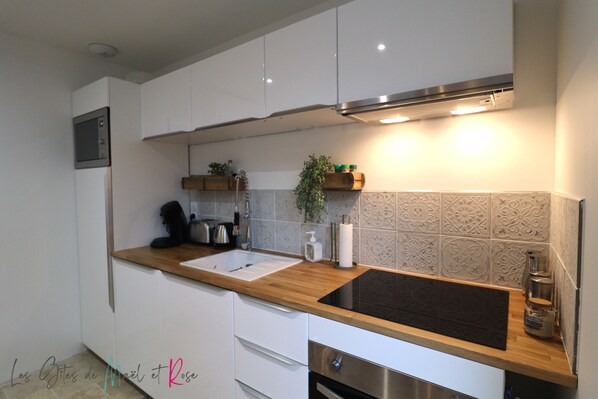 Fridge, microwave, oven, stovetop