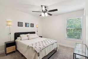 2 bedrooms, iron/ironing board, travel cot, free WiFi - Alto A2 I Stunning  2bd Apt I Free Parking (Clarksville)