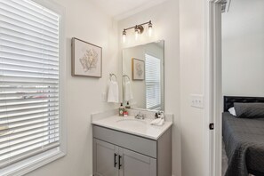 Secadora de cabello y papel de baño
