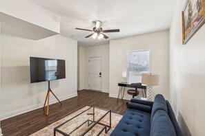 TV, offices - Alto I5 I Corporate Apartment I Pool I Gym (Clarksville)