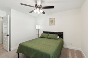 2 chambres, fer et planche à repasser, lit parapluie, Wi-Fi gratuit