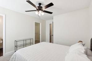 2 bedrooms, iron/ironing board, travel cot, free WiFi - Alto L3 I Beautiful 2 Bedroom Apartment (Clarksville)