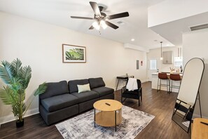 TV, offices - Alto L3 I Beautiful 2 Bedroom Apartment (Clarksville)