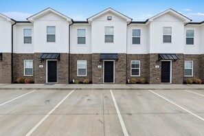 Exterior - Alto L3 I Beautiful 2 Bedroom Apartment (Clarksville)