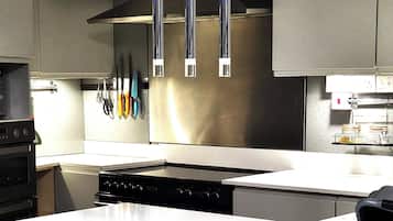 House | Private kitchen | Fridge, microwave, oven, stovetop