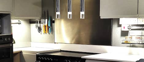 House | Private kitchen | Fridge, microwave, oven, stovetop